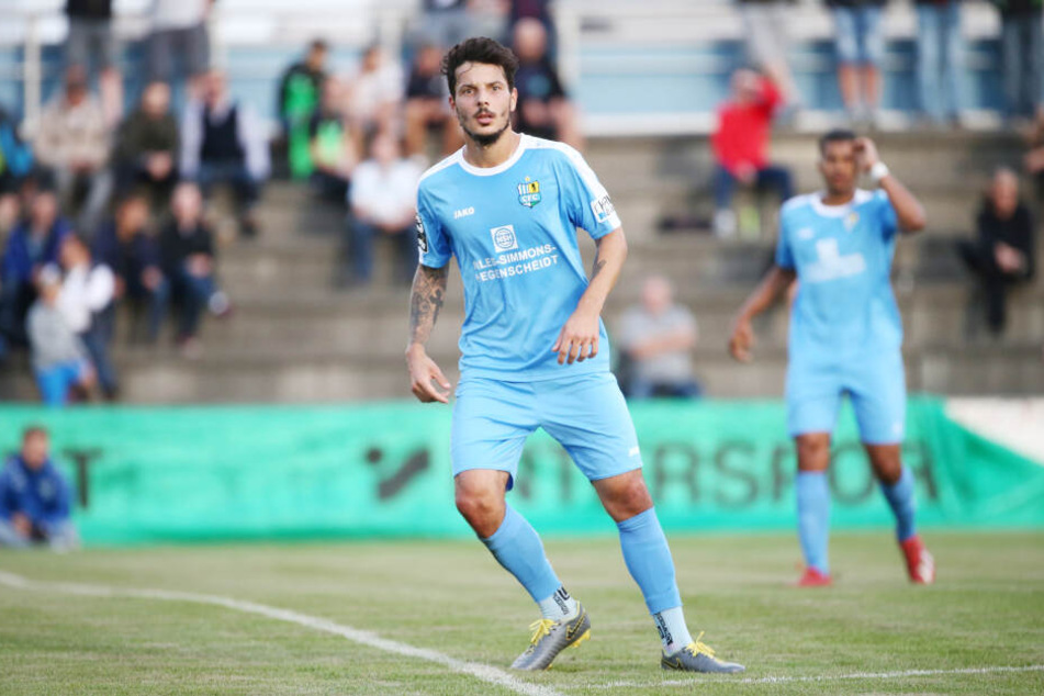 Philipp Hosiner am Ball. Am Sonntag will der Torjäger mit seinen Himmelblauen die Zebras aus Duisburg abschießen und damit den zweiten Heimsieg der Saison feiern.