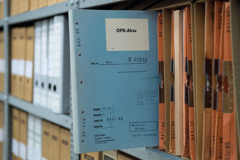 Viele Thüringer wollen reinschauen: Eine Stasi-Akte mit der Aufschrift OPK-Akte (Operative Personenkontrolle) steckt in der BStU-Außenstelle in Gera (Thüringen) in einem Regal.