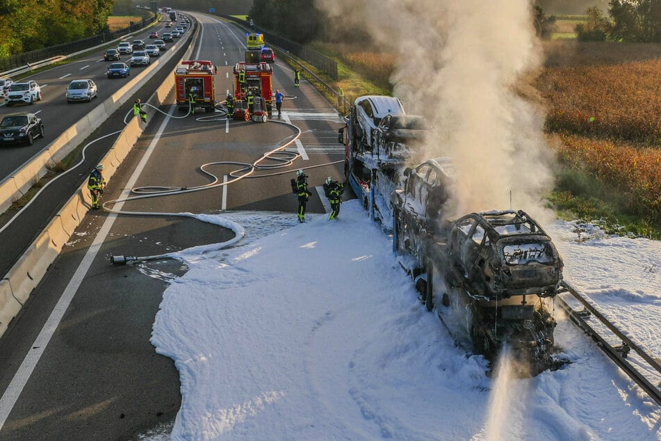 Flammen-Inferno auf A5: Brandneue Autos auf Transporter brennen lichterloh