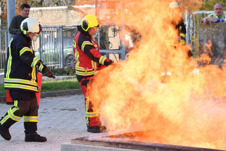 Wie man eine Gasexplosion löscht, wurde gestern bei der Feuerwehr geübt.