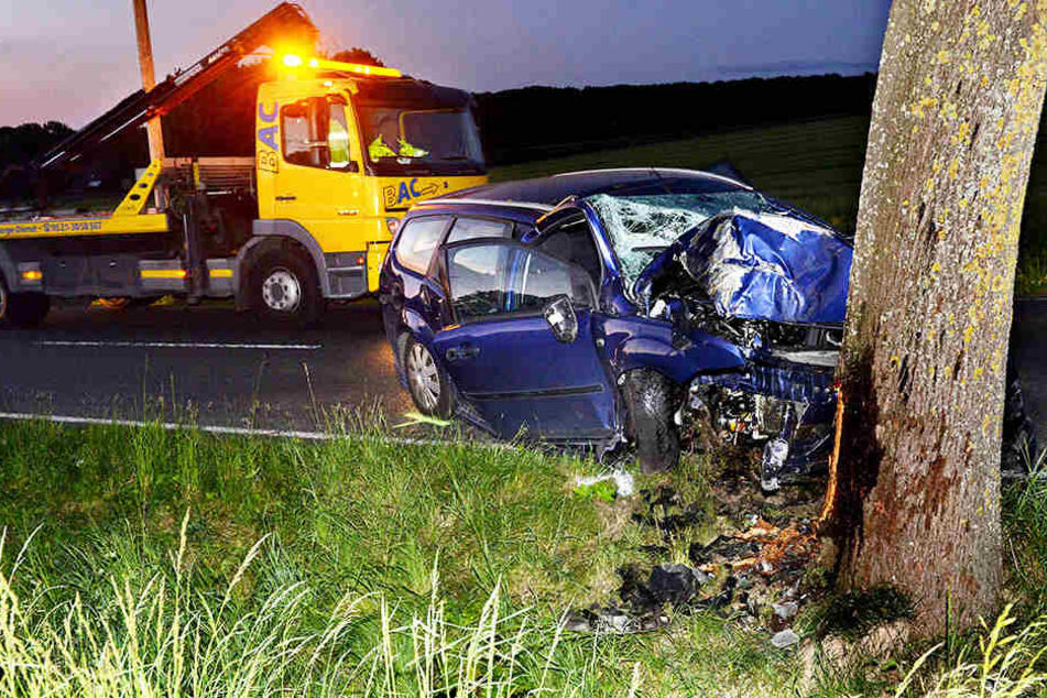 Aus eine Kurve flog der 22-Jährige und krachte gegen den Baum.