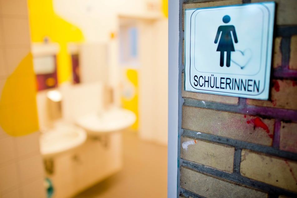 Leipzig: Evakuierung in Leipziger Gymnasium: Brand auf Mädchentoilette, Hausmeister (62) verletzt