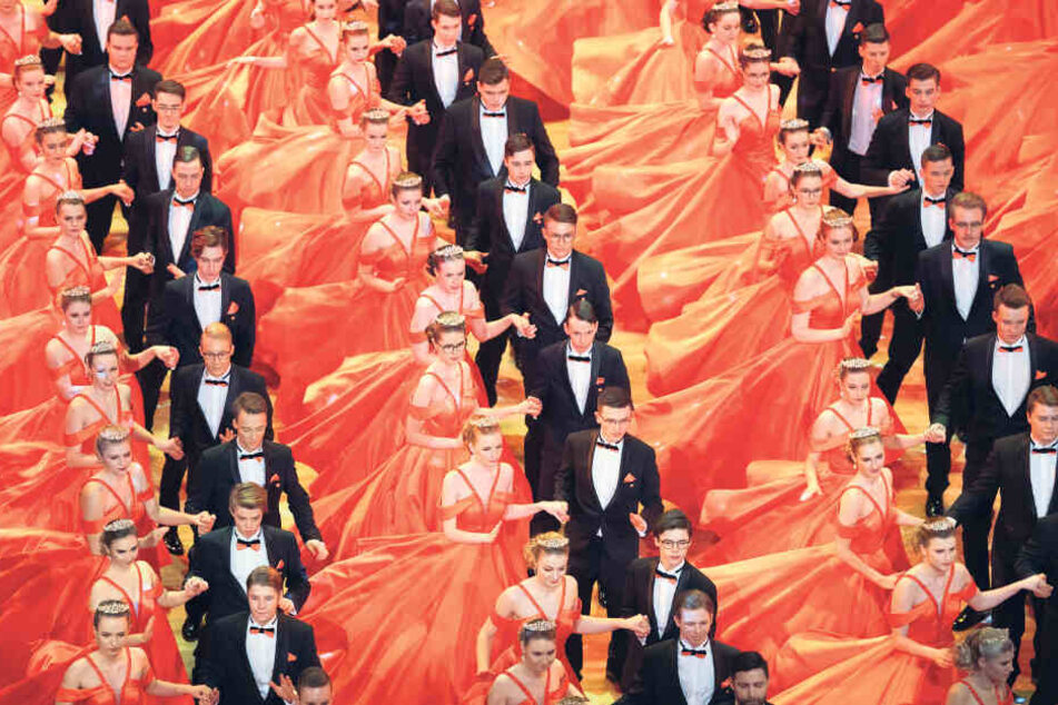 Ein Traum in Orange: Der Tanz der 200 Debütanten gehörte zu den Höhepunkten des gestrigen SemperOpernballs.