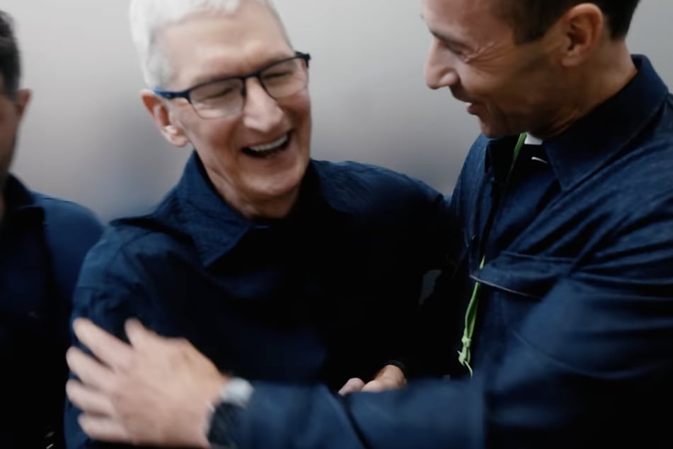 Kai Pflaume (57, r.) und Apple-CEO Tim Cook (63) begrüßen sich herzlich.