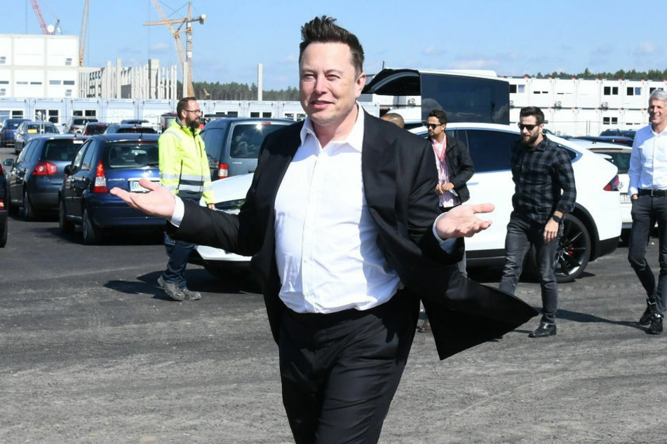 Elon Musk (49) beim Besuch der Baustelle der Tesla Gigafactory. Auf Twitter warb der Tesla-Boss nun auf Deutsch um Mitarbeiter für seine Fabrik in Grünheide.