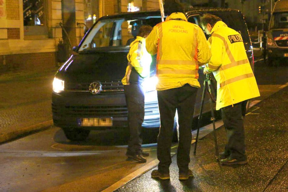 Ziviler Polizeibus erfasst Fußgängerin: Lebensgefährlich verletzt!