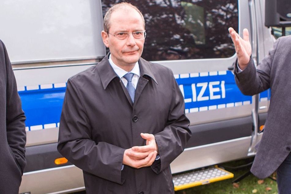Innenminister Markus Ulbig (53,CDU) verkündete im Oktober den Start des neuen Warnsystems.