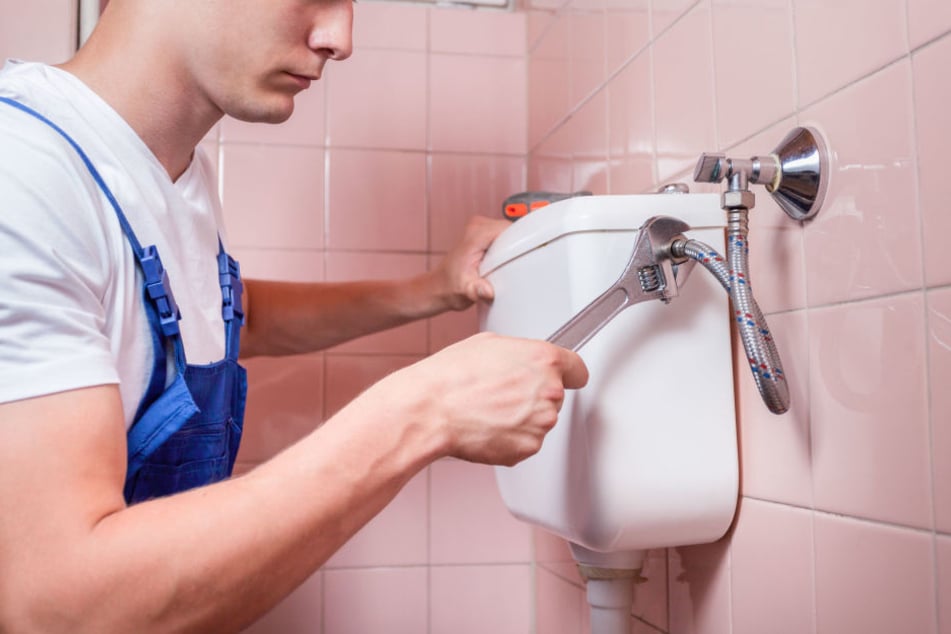 Der Handwerker sollte nur die Toilette reparieren, doch er fand eine Leiche. (Symbolbild)