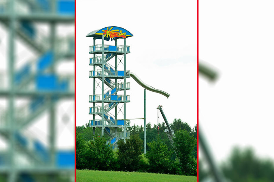 Der 30 Meter hohe Turm hat eine Aussichtsplattform und ist Startpunkt für die längste Rutschpartie der Region.