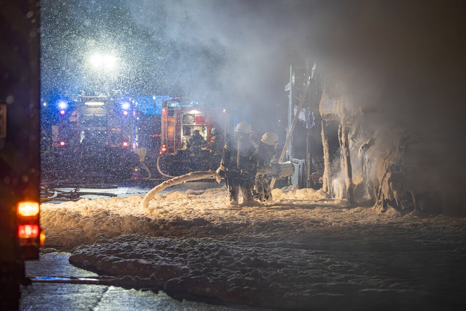 Die Einsatzkräfte bekämpften das Feuer auch mit Löschschaum.