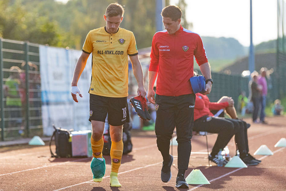 Wie bitter! Jannik Müller (l.) verletzte sich im Testspiel. Mit einem dicken Eisbeutel am Knöchel humpelte er in die Kabine.