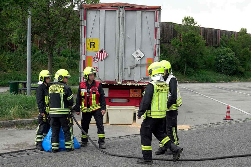 Die Feuerwehr untersuchte den Laster und stellte fest, dass er eine gefährliche Chemiekalie und Abfälle geladen hatte.