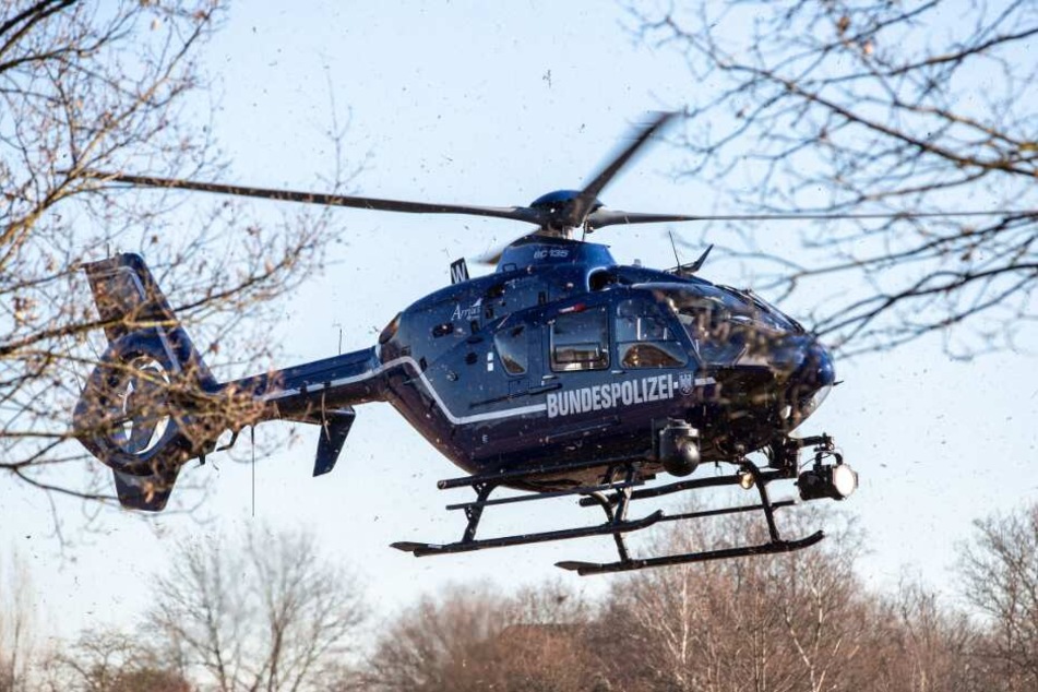 Ein Polizeihubschrauber suchte die Unfallstelle ab. (Symbolbild)