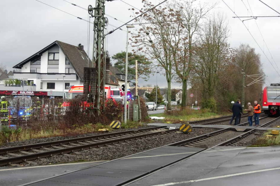 Die Seniorin wurde an einem beschrankten Bahnübergang von einem Zug erfasst.