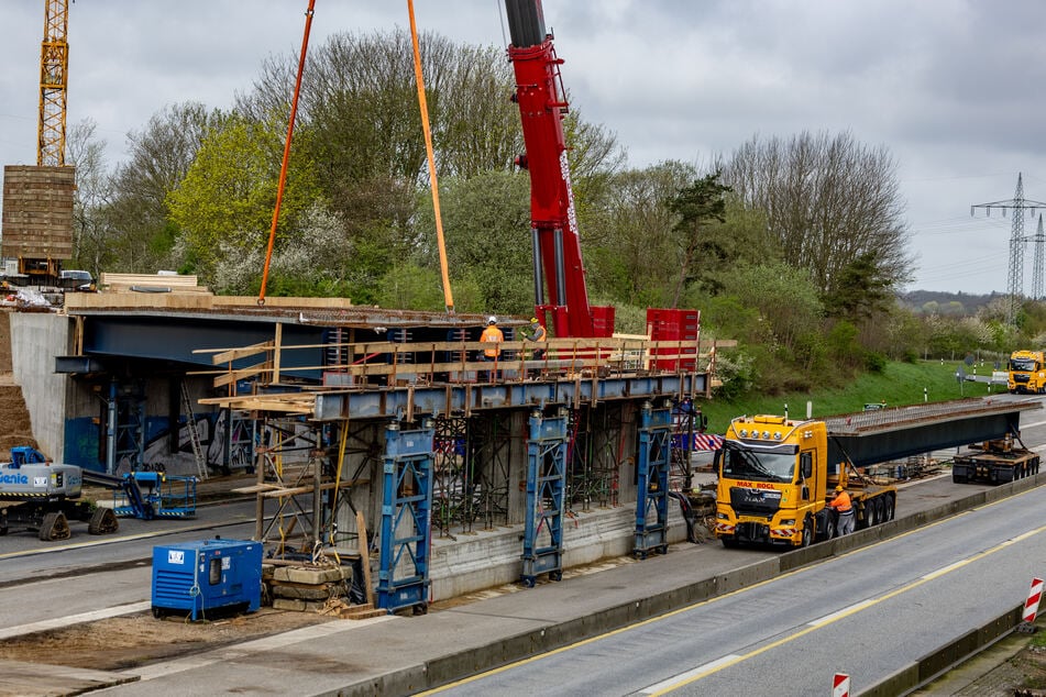 An einer Baustelle auf der A7 wurden zwischen den Anschlussstellen Owschlag und Rendsburg/Büdelsdorf Brückenfertigteile eingehoben.
