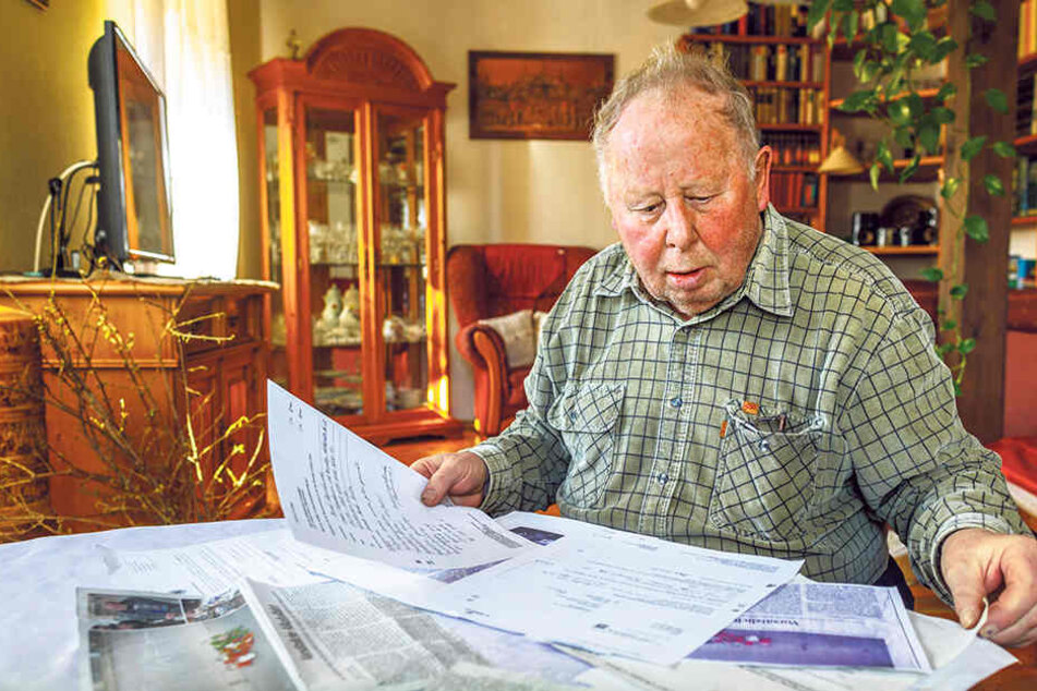 Der trauernde Vater Bernd Quaschnewski (77) muss sich nach dem tragischen Tod seines Sohns mit dem Papierkram herumschlagen.
