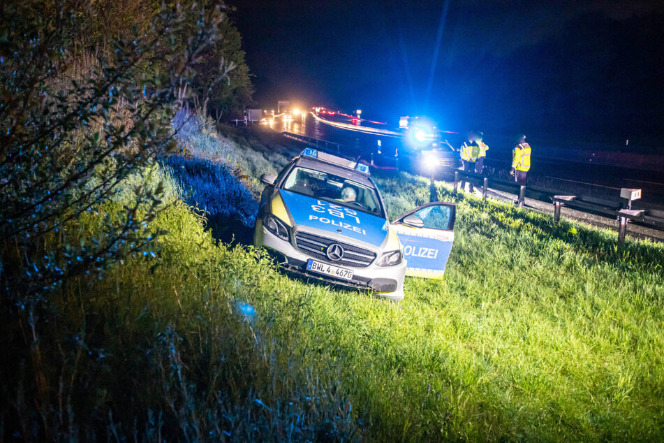 Dieser Streifenwagen kam von der Fahrbahn ab, der Fahrer wurde verletzt.