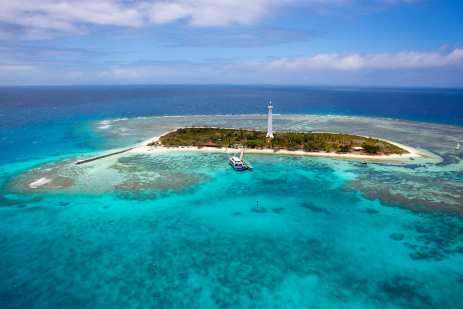 Eine der Sehenswürdigkeiten Neukaledoniens ist der weiße Leuchtturm Phare Amédée, der idyllisch auf einer kleinen Koralleninsel thront.