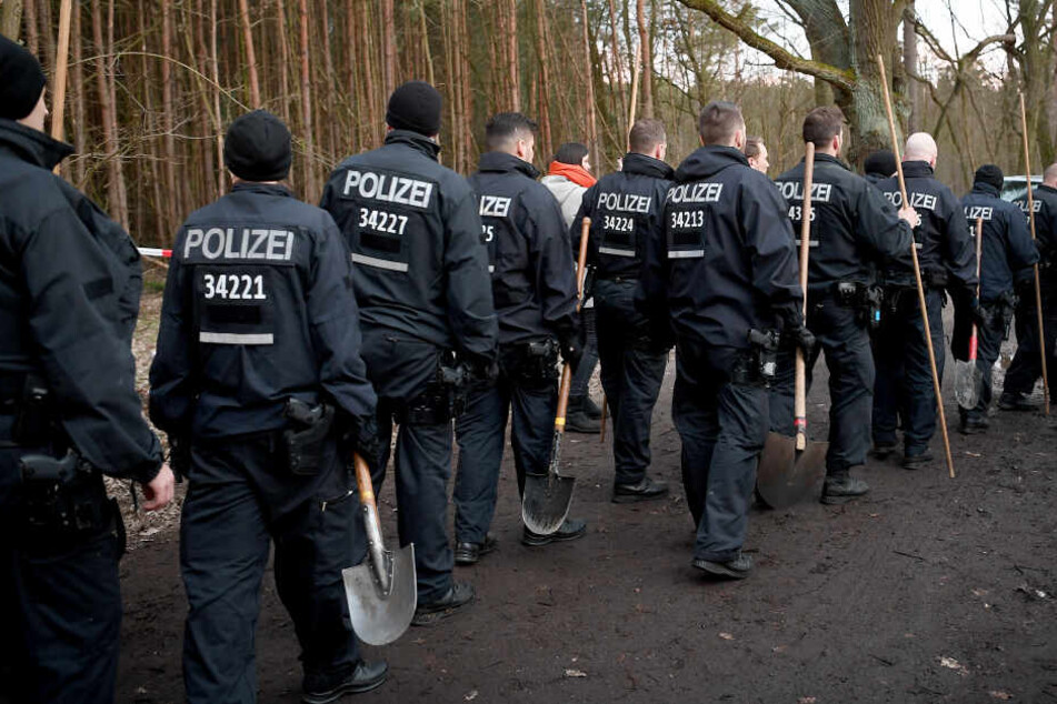 Am Donnerstag suchte eine Hundertschaft den Storkower Ortsteil Kummersdorf (Landkreis Oder-Spree) ab.