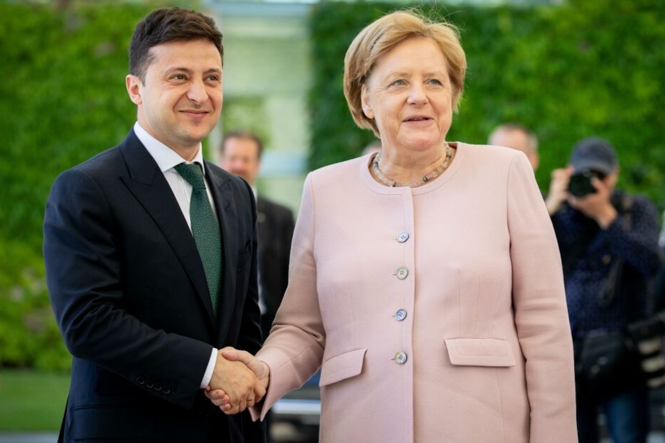 In der vergangenen Woche hatte Merkel bei einem Empfang des neuen ukrainischen Präsidenten Wolodymyr Selenskyj erheblich gezittert.