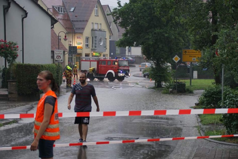 Die Feuerwehren waren zum Teil völlig überfordert.