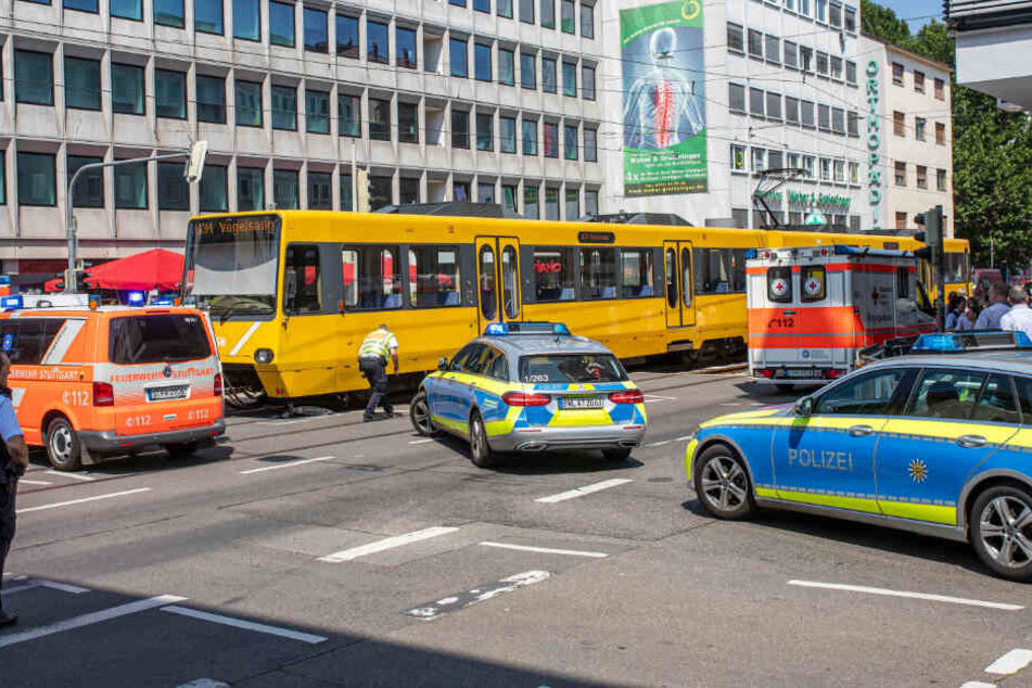 Die Polizei im Einsatz an der Silberburgstraße/Schloßstraße.