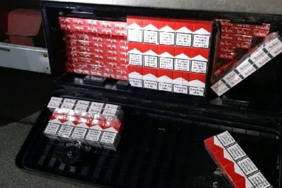 28 Stangen Zigaretten in einem Seitenfach auf der Ladefläche des Transporters.