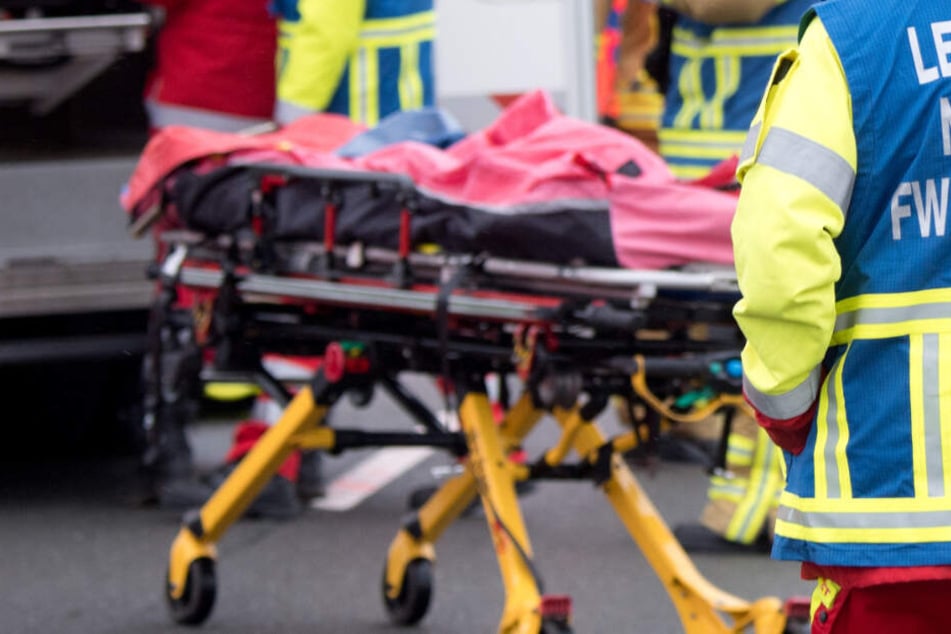 Bei einem Unfall auf der B12 ist ein Fahranfänger ums Leben gekommen. (Symbolbild)