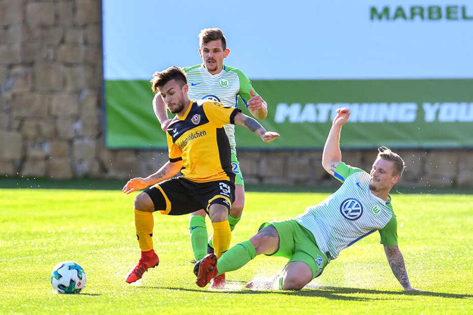 Nachdem Marvin Stefaniak (r.), hier im Januar 2018 im Testspiel mit dem VfL Wolfsburg gegen Dresdens Sascha Horvath, seinen Wechsel von Dynamo in die Autostadt publik gemacht hatte, ging seine Formkurve steil nach unten.