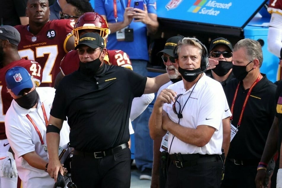 Washington Commanders head coach Ron Rivera (2nd from l.) decided to impose the fine on Del Rio.