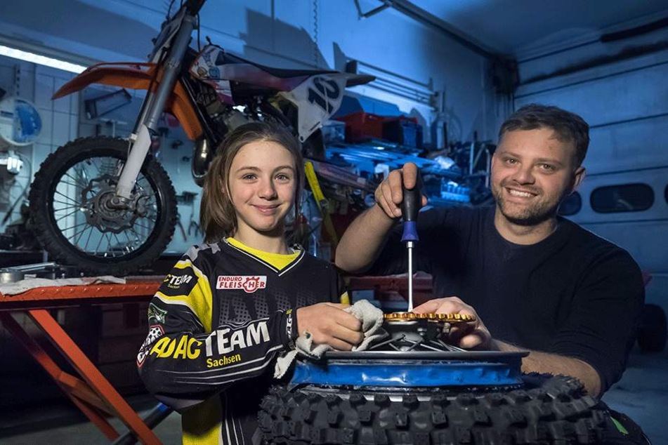 Annalena Klemm (11) schraubt mit Papa Stefan (30) in der Werkstatt von "Enduro Fleischer" in Gelenau an ihrer Maschine.