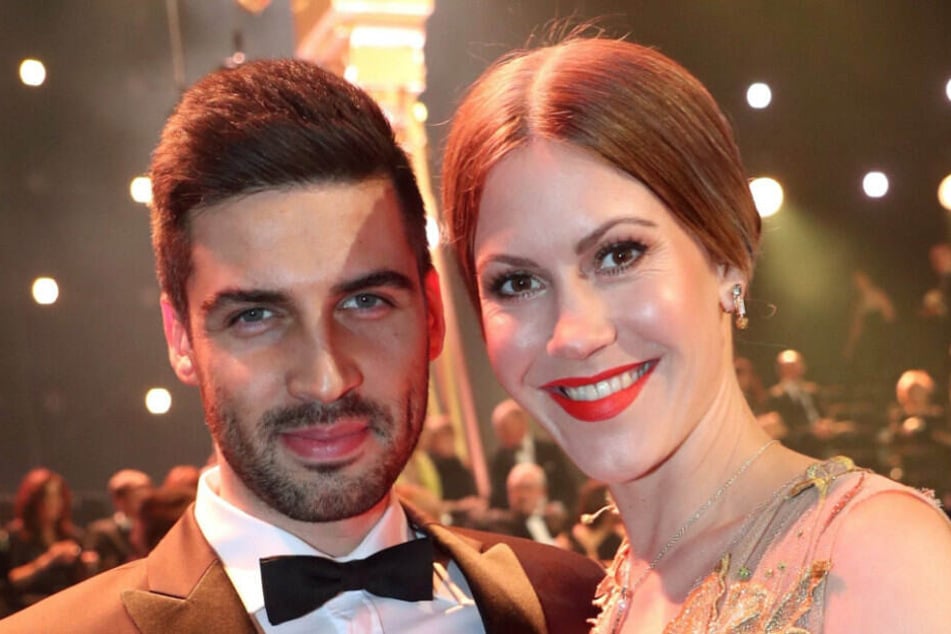 Rote Lippen soll man küssen: Die Schauspielerin Wolke Hegenbarth und ihr Freund Oliver Vaid stehen vor der Verleihung der Goldenen Kamera 2018 im Saal.(Archivbild)