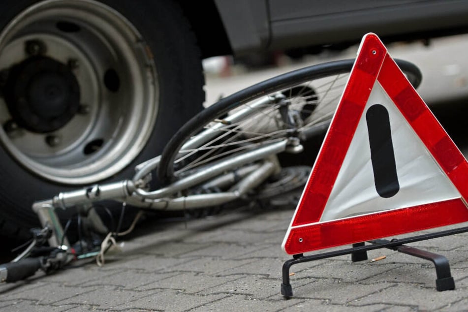 Ein Lkw hat einen Radfahrer tödlich erfasst. (Symbolbild)