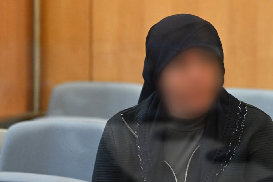 Sie wollte mit "Kinderkleidung" IS-Hilfe verschleiern: Terror-Frau muss in den Knast