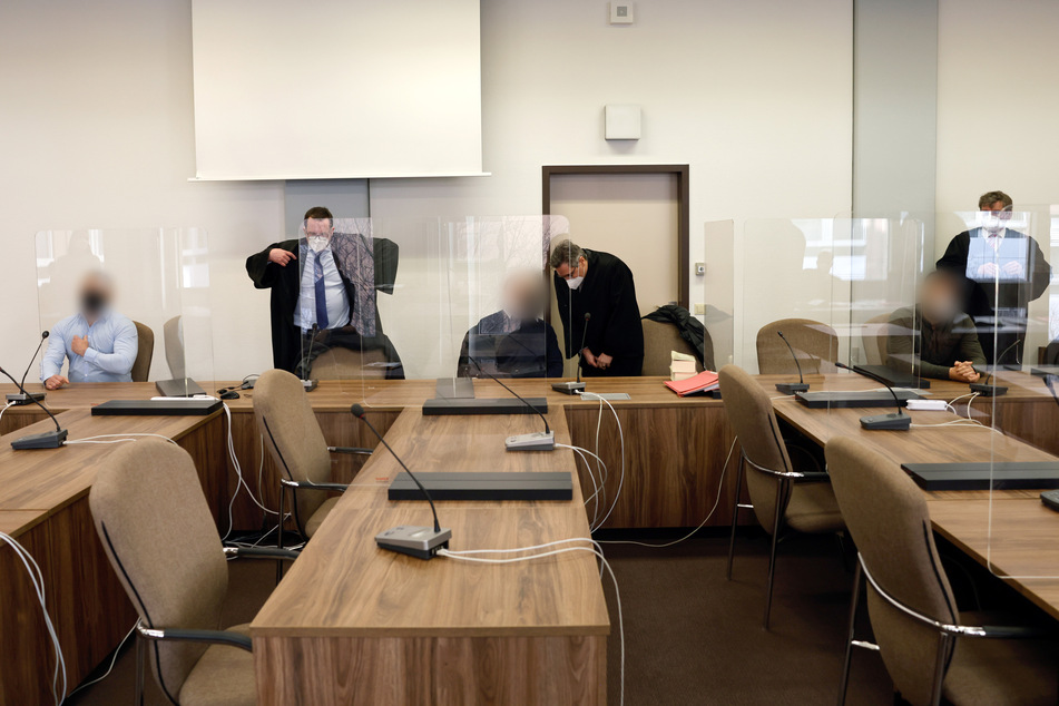 Am Landgericht Köln sind zwei Brüder (38, 44) wegen eines Axt-Angriffs zu Geldstrafen verurteilt worden. Ein dritter Angeklagter muss sich zu einem späteren Zeitpunkt vor Gericht verantworten.