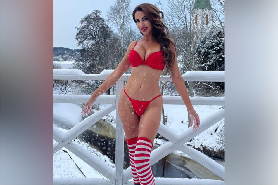 Janina Youssefian (41) posiert für ihre Fans im Schnee.