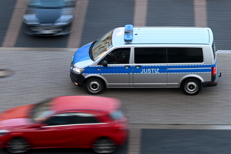 Im Landkreis Nordsachsen wurden Wohnungen durchsucht, nachdem zwei Frauen in Hass-Nachrichten an eine Überlebende des Terroranschlags von Halle im Jahr 2019 geschickt haben sollen. (Symbolbild)