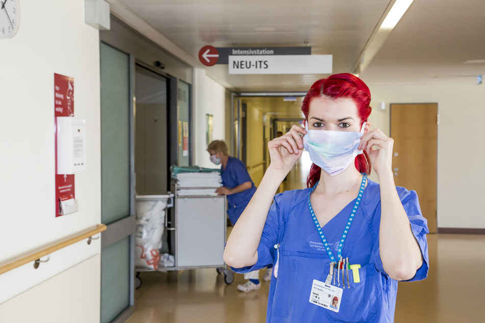 "Unbedingt an die Abstandsregeln halten": ITS-Krankenschwester Sarah Küttner (28) pendelt zwischen den fünf Intensivstationen der Uniklinik Dresden.