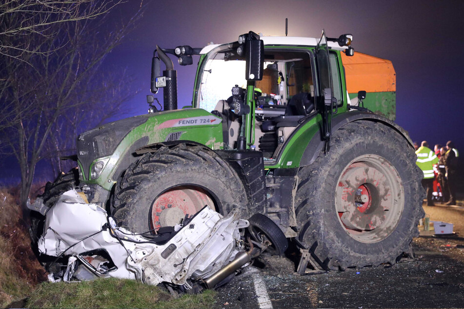 Der Traktor drückte das Auto bei dem Unfall platt.