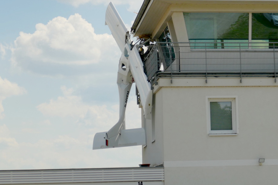 Flugzeug kracht in Tower: Ursache noch immer unklar!