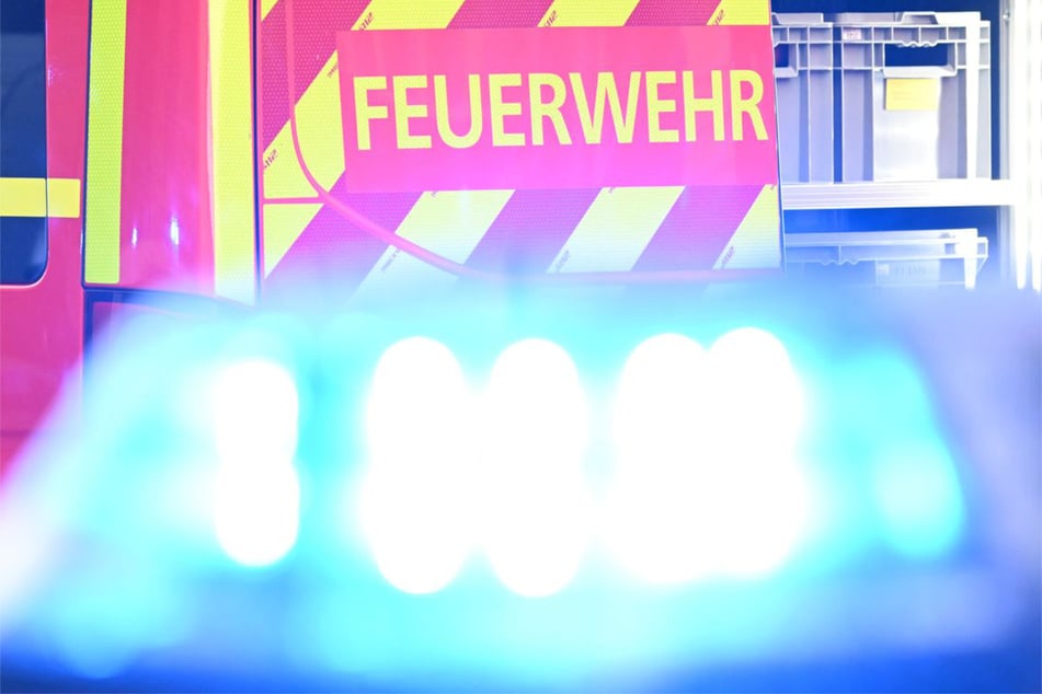 In der Nacht versammelten sich Feuerwehr, Rettungsdienst und Polizei am Unfallort in Gerabronn. Für den Fahrer kam jede Hilfe zu spät. (Symbolfoto)