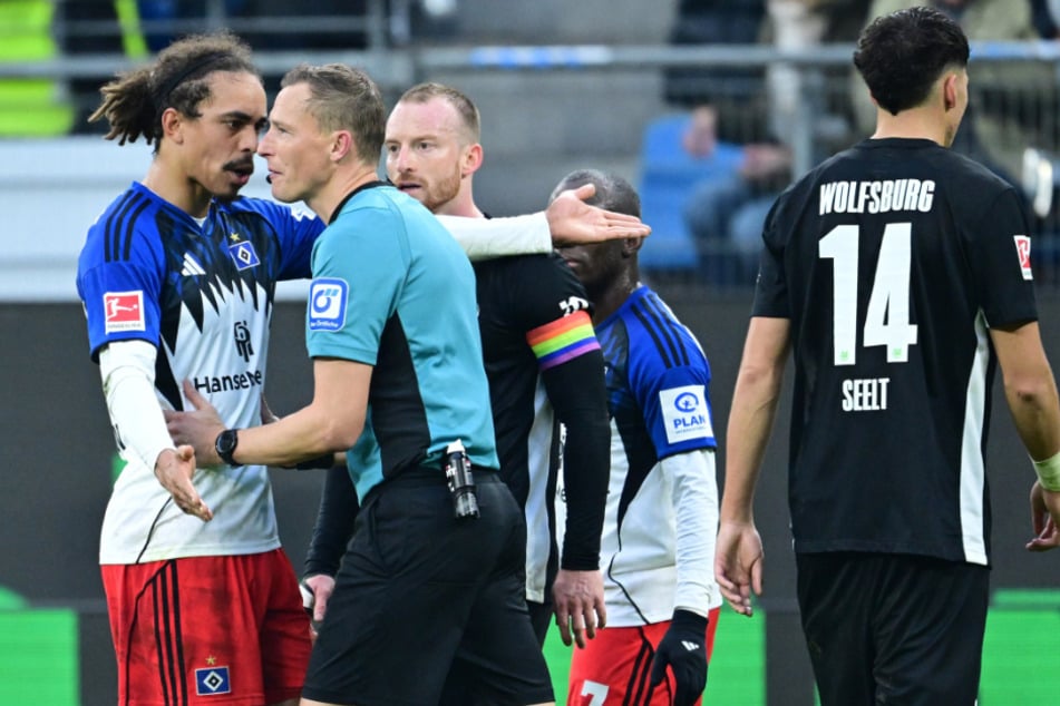 Schiedsrichter Martin Petersen (40, 2.v.l.) pfiff den HSV zuletzt Ende Oktober gegen Wolfsburg. Am Samstag hat der Referee erneut die Verantwortung.