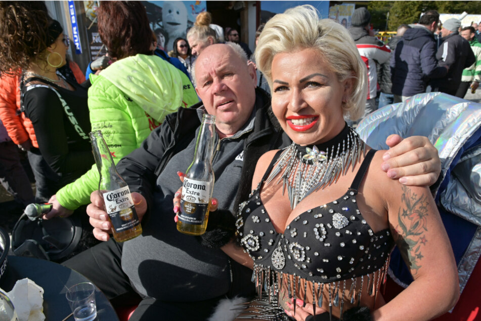 Genießen "Corona": Nackrodel-Veranstalter Jochen Nöske (67) und Ginger Costello-Wollersheim.
