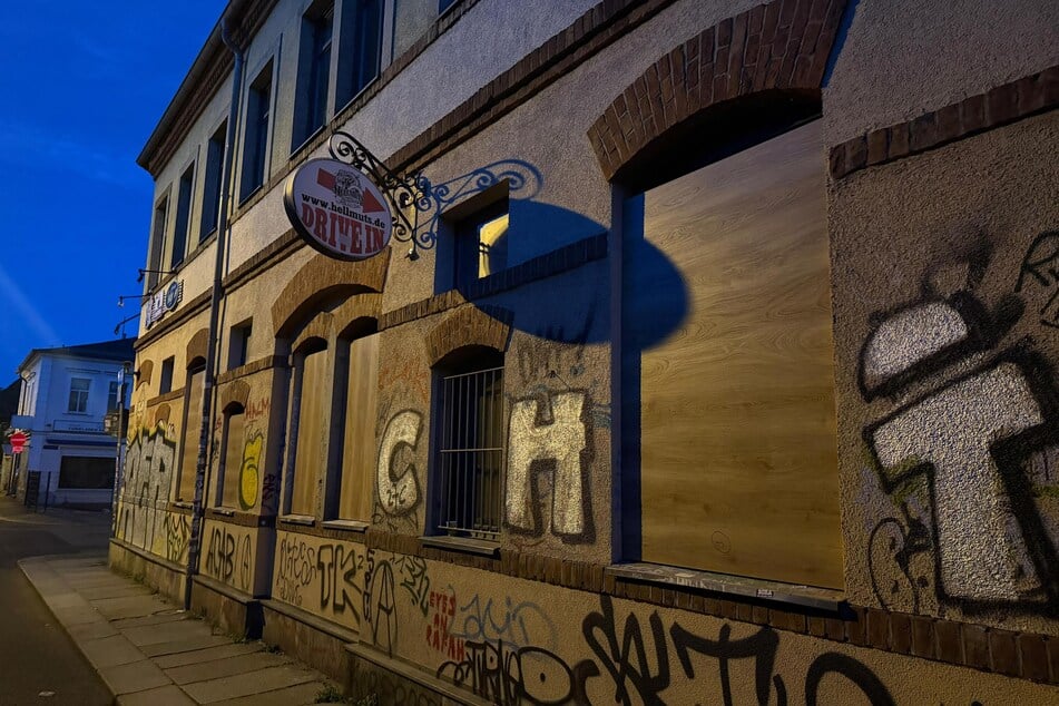 Das verrammelte Objekt soll sich derzeit noch im Besitz der Covivio Immobilien GmbH befinden.