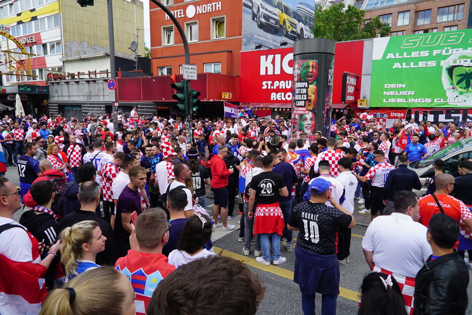 Unzählige kroatische Fans trafen sich auf der Reeperbahn, um sich auf die Partie gegen Albanien einzustimmen.