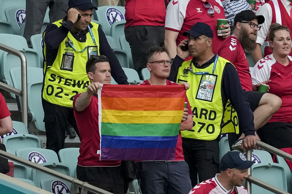 Aufregung über Regenbogen-Fahne: Ordner diskutieren mit Fans