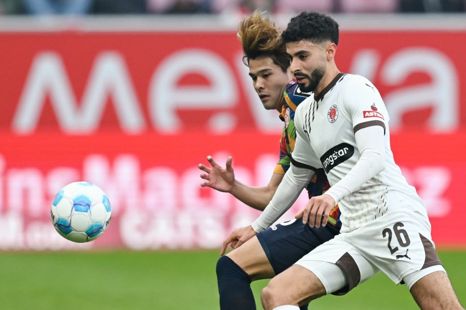 Der FC St. Pauli und Elias Saad (r) waren in den ersten 45 Minuten deutlich besser, verpassten aber den Treffer.