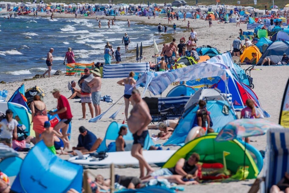Alleinerziehende in NRW können sich kaum noch eine einzige Woche Urlaub im Jahr leisten. (Symbolbild)