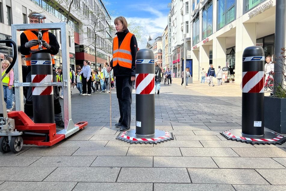 Am Mittag wurden die Poller auf der Grimmaischen Straße aufgestellt.