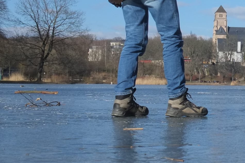 Auf den einigen Seen und Teichen zeigt sich derzeit eine erste dünne Eisfläche. Das Betreten kann aber lebensgefährlich sein. (Archivbild)